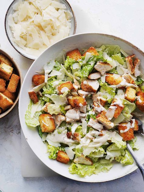 Bbq Party Food, Classic Caesar Salad, Caesar Salad Recipe, Creamy Dressing, Croutons Homemade, Easy Weeknight Dinner, Quick Lunches, Buffet Food, Romaine Lettuce