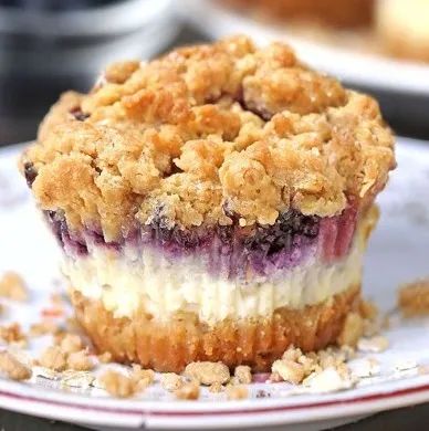 Wedding Cheesecakes, Blueberry Desserts, Blueberry Crumble, Gourmet Cupcakes, Dessert Aux Fruits, Cheesecake Desserts, Blueberry Recipes, Blueberry Cheesecake, Mini Cheesecakes