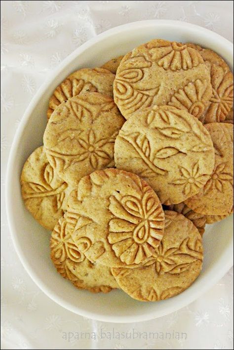 My Diverse Kitchen: Embossed Spiced Brown Sugar Cookies by @aprna #recipe Imprint Cookies, Cookie Recipe For Embossed Rolling Pin, Brown Sugar Cookie Recipe, Resepi Biskut, Springerle Cookies, Brown Sugar Cookies, Embossed Rolling Pin, Halloween Desserts, Cut Out Cookies