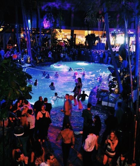 Summer Party Aesthetic Night, Night Pool Party Aesthetic, Sweet 16 Pool Party Ideas, Glow In The Dark Pool Party, Pool House Party, Pool Party Aesthetic, Night Pool Party, Crazy Party, Ibiza Party