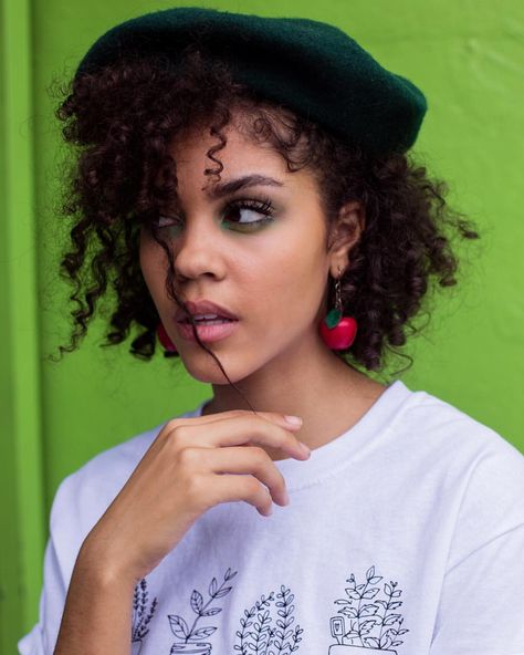 - Mairaly (me-re-ly) (@harmonicurls) Beret hat. Beret. Beret On Curly Hair, Beret Short Hair, Beret Curly Hair, Beret Hairstyles, Wild Curls, Hair Beret, Crazy Curly Hair, Afro Punk Fashion, Pose Inspiration