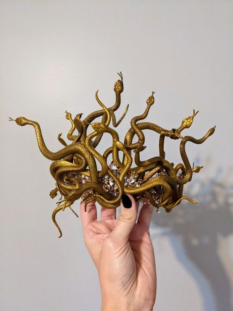 How To Make Medusa Headpiece, Medusa Cosplay Outfit, How To Make A Medusa Headpiece, Black Medusa Costume, Hot Medusa Costume, Medusa Dress Diy, Medusa Diy Costume Outfit, Medusa Couples Costume, Medusa Crown Diy