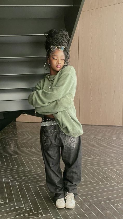 Tomboy Black Women Outfits, Black Peoples Outfits, Curly Head Outfits, Streetwear Fashion Women Poses, Different Outfit Styles List Aesthetic, Y2k Outfits Casual, 2014 Black Woman Aesthetic, My Clothing Aesthetic, Black People Outfits