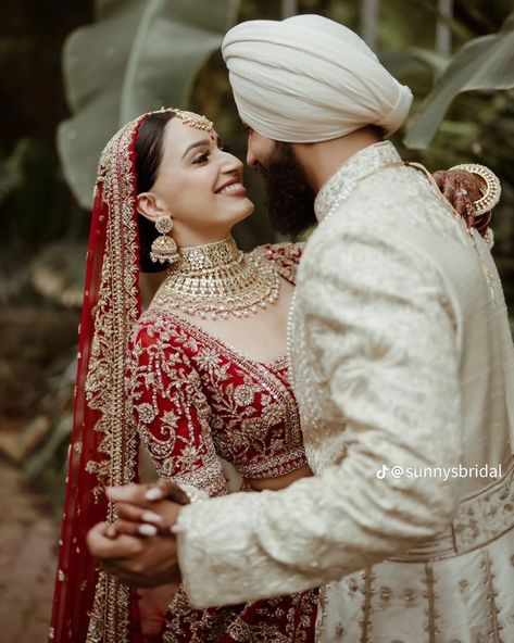 Indian Wedding Lengha, Sikh Couple, Sikh Wedding Photography, Punjabi Wedding Couple, Latest Bridal Lehenga Designs, Indian Wedding Poses, Bride Photos Poses, Indian Wedding Photography Couples, Marriage Couple