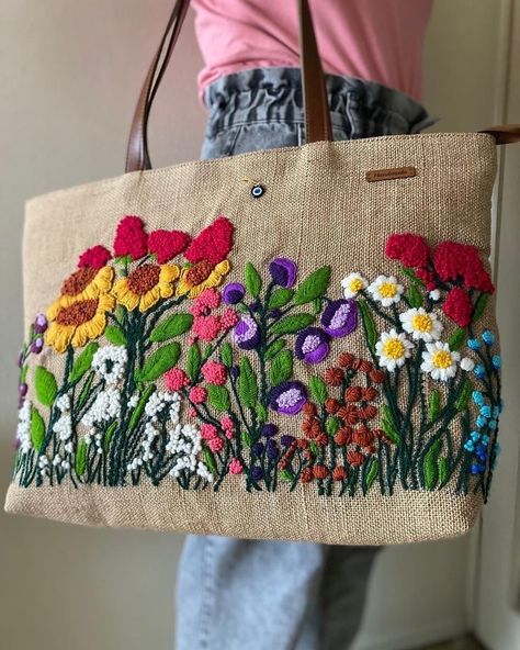 Jute Tas, Jute Handbags, Crochet Feather, Embroidery Purse, Crochet Leaf Patterns, Simple Hand Embroidery Patterns, Diy Embroidery Designs, Cotton Handbag, Embroidered Tote Bag