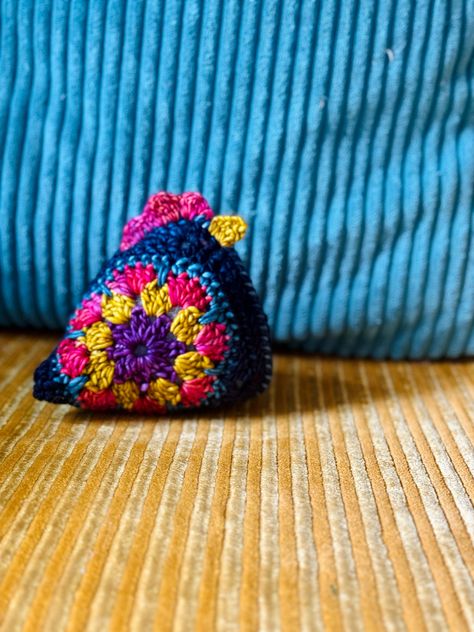 Crochet Granny Square - Crochet Motif - Crochet Patterns - Crochet Projects - Crochet Craft Crochet Granny Square Tutorial, Granny Square Tutorial, Granny Square Projects, Crochet Chicken, Colorful Crochet, Crochet Granny Square, Crochet Home Decor, Merino Wool Yarn, Chicken Lovers