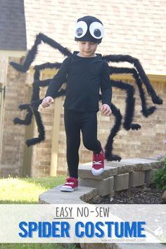 DIY: Easy NO-SEW Spider Costume!!! (…plus, one to GIVE AWAY!) Spider Costume Kids, Diy Spider Costume, Nursery Rhyme Costume, Fantasia Diy, Spider Halloween Costume, Costumes Faciles, Karneval Diy, Diy Costumes Kids Boys, Diy Spider