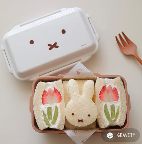 Fruit Sandwiches, Fruit Sandwich, Japanese Food Bento, Ninja Training, Kawaii Bento, Kawaii Cooking, Tokyo City, Cute Snacks, Modern Japanese