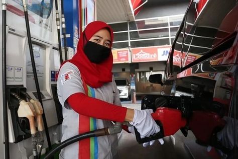 HARIANE – Cara menghemat bensin mobil matic berikut ini bisa diterapkan untuk mengantisipasi kenaikan harga bahan bakar kendaraan bermotor yang isunya sedang hangat di tengah masyarakat. Cara menghemat bensin mobil matic yang akan dibahas meliputi trik atau cara berkendara yang bisa membuat penggunaan bahan bakar lebih efisien. Tidak hanya bisa menekan pengeluaran, cara menghemat bensin mobil matic juga sebenarnya punya manfaat lain yaitu menjaga agar kondisi kendaraan tidak cepat rusak alias lo Deadpool, Fictional Characters