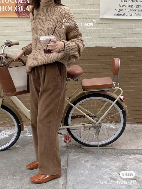 Vintage Corduroy Pants Outfit, Courdory Pants Outfits Brown, Brown Cord Pants Outfit, Caramel Pants Outfit, Corduroy Pants Aesthetic, Brown Baggy Pants Outfit, Brown Velvet Pants Outfit, Velvet Sweatpants Outfit, Tan Corduroy Pants Outfit