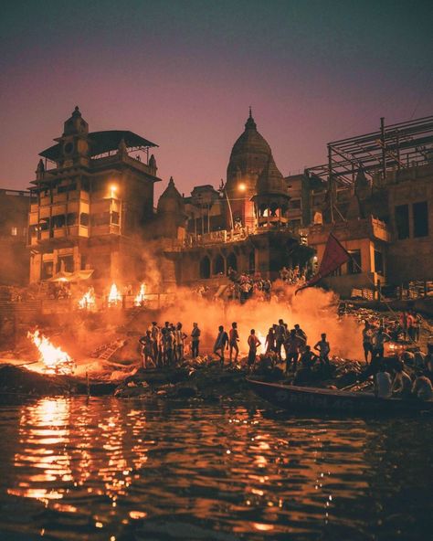 Coolest Photos, River Of Life, Ganges River, Unusual Hotels, Watercolor Architecture, Study Photography, Landscape Photography Nature, Photography Travel, Varanasi