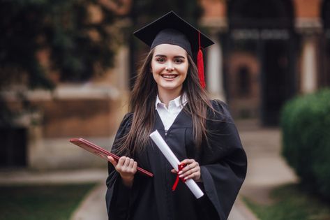 Female student graduate is standing in u... | Premium Photo #Freepik #photo #certificate #school #people #education People Graduating, University Assignment, Photography Graduation, University Hall, Uk University, Student Numbers, Online Mba, Graduation Picture, Cute Brunette