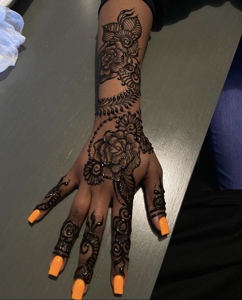 Henna Design Black Women, Long Henna Designs Hand, Henna Tattoo Designs On Black Skin, Henna Tattoo Designs Hand Aesthetic, Hand Tattoo Henna Style, Henna Tattoo Designs On Dark Skin, Henna Tattoo On Black Women, Henna Tattoo Thigh Designs, Mid Arm Henna Design