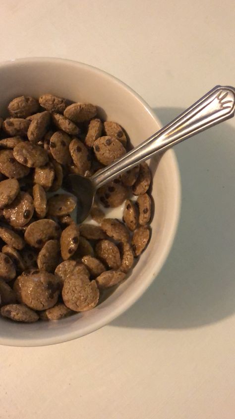 Cereal Astethic, Cereal Aesthetic, Cereal With Milk, Eat You Out, Road Trip Food, Vegetarian Snacks Recipes, Cute Snacks, Food Therapy, Vegetarian Snacks