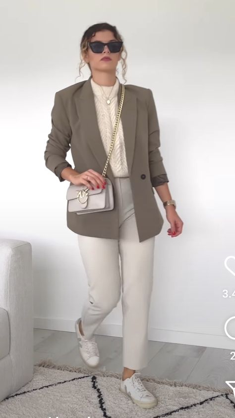 Olive Blazer Outfit, Khaki Blazer Outfit Women, Khaki Blazer Outfit, Khaki Green Blazer, Long Flight Outfit, Green Blazer Outfit, Nude Shirt, Blazer Verde, Flight Outfit