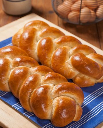 Braided egg bread – SheKnows Challah Bread Recipes, French Bread French Toast, Egg Bread, Braided Bread, Challah Bread, Types Of Bread, Jewish Recipes, Challah, Butter Cake