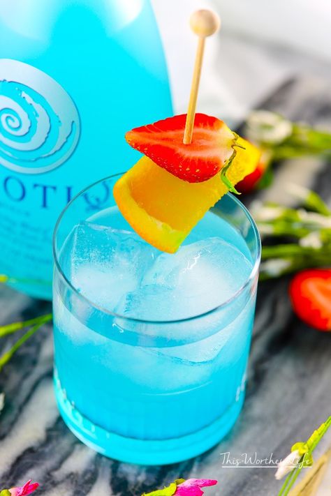 Hypnotiq Drinks, Hypnotic Liquor, Blue Raspberry Lemonade Recipe, Cocktail Food Ideas, Hypnotic Drinks, Hpnotiq Drinks, Cordial Cocktails, Vodka Sour Recipe, Raspberry Lemonade Recipe