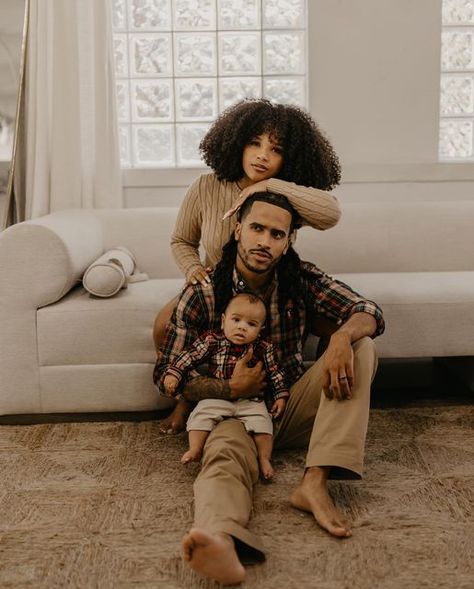 THE SHORT FAMILY💛 on Instagram: "loving this life with my beautiful family🤎 📸 @elpideezy" Holiday Photo Poses Family Pictures, Family Holiday Photoshoot Ideas, Fall Pictures Black Family, Family Potrait Aesthetic, Black Family Photoshoot Fall, 3 Person Family Photoshoot Poses, Family Candid Photos, Black Family Fall Pictures Outfits, Family Photos Black People