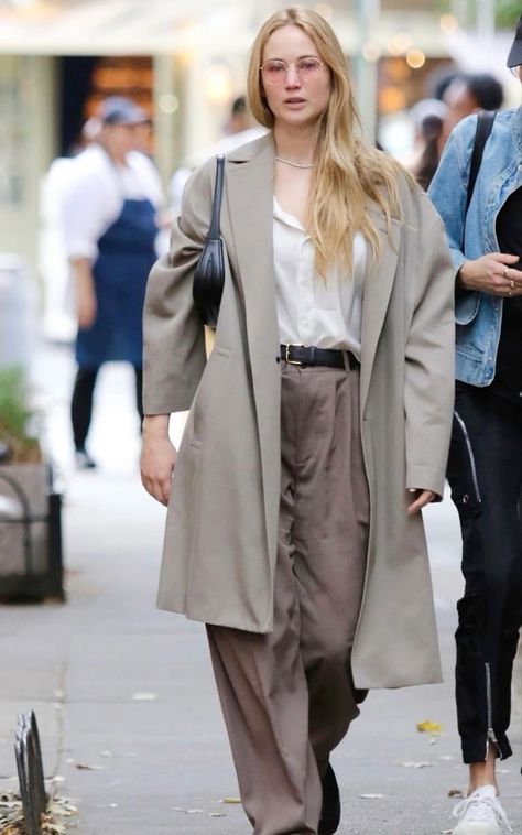 Jeniffer Lawrance, Jennifer Lawrence Street Style, Jennifer Lawrence Style, Mantel Outfit, Mode Mantel, Day To Night Dresses, Ashley Olsen, Neue Outfits, Celebrity Street Style