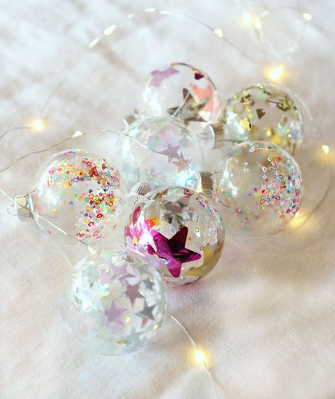 DIY Star Confetti Ornaments Clear Ornament Decorating Ideas, Glass Ornament Crafts, Diy Plastic Ornament Ideas, Diy Star Decorations, Clear Plastic Ornament Ideas, Diy Clear Ornaments, Clear Christmas Ball Ornament Ideas Diy, Clear Ornament Crafts, Diy Star Ornaments