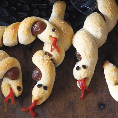 These are so much fun to eat and quite the crowd-pleaser. Serve with “bloody” ketchup and “snake gut” mustard. Harry Potter Hot Dogs, Snakes Recipe, Party Hot Dogs, Hot Dog Recipes Creative, Snake Recipe, Swamp Party, Snake Birthday, Snake Party, Recetas Halloween