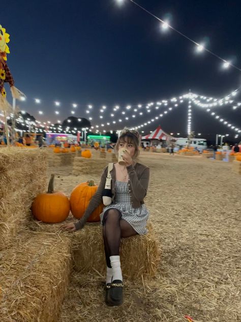 Fall Outfit Pumpkin Patch, Fall Dark Academia, Pumpkin Patch Aesthetic, Patch Aesthetic, Fall Outfit Aesthetic, Patch Outfit, Fall Pics, Pumpkin Patch Outfit, Aesthetic Autumn