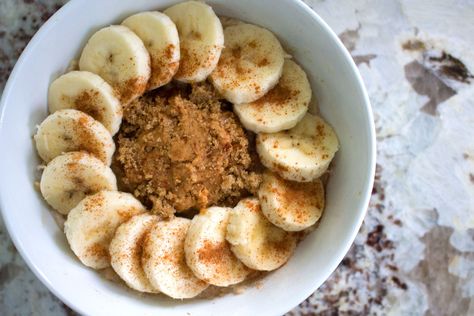 Low Fodmap Oatmeal, Banana Oatmeal Recipe, Peanut Butter Banana Oatmeal, Fodmap Breakfast, Oatmeal Flavors, Oatmeal Porridge, Healthy Oatmeal Recipes, Peanut Butter And Banana, Fodmap Diet Recipes