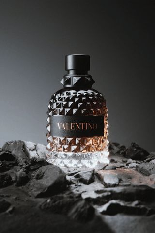 Valentino | CGI Perfume Animation on Behance Creative Perfume Ads, Product Lighting Photography, Perfume 3d Render, Perfume Poster Design Ideas, Perfume Design Ideas, Perfume Poster Design, Perfume Animation, Perfume Poster, Valentino Perfume