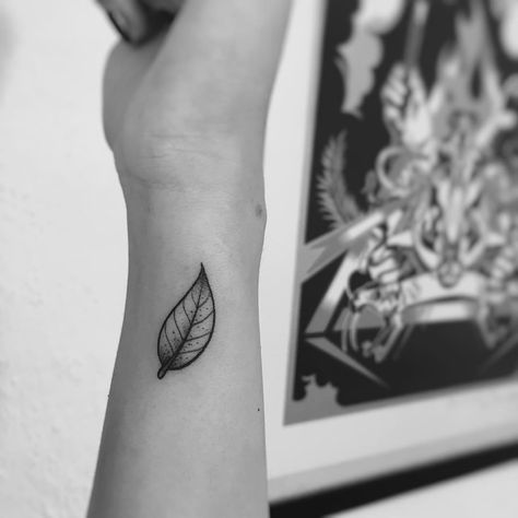 11 perfectly edgy leaf tattoos to celebrate the fact that FALL IS FINALLY HERE 3 Leaves Tattoo, Single Leaf Tattoo, Leaf Tattoo Men, Tree Leaves Tattoo, Simple Leaf Tattoo, Blatt Tattoos, Small Wave Tattoo, Leaf Tattoo, Omerta Tattoo