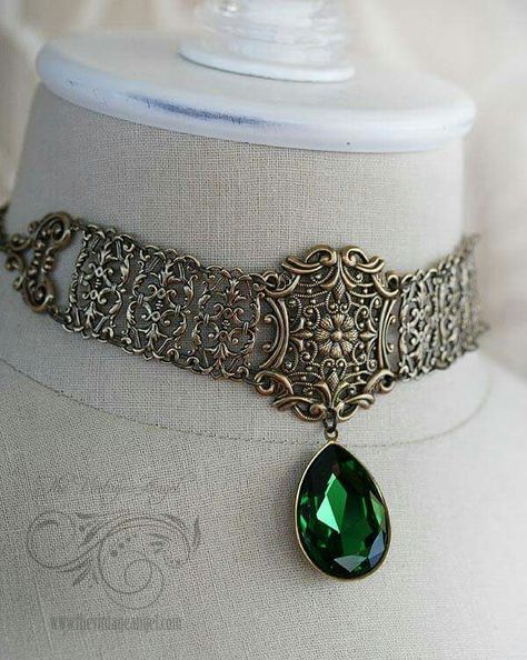 Green vintage choker Fantasy Choker, Lady Of The Forest, Dark Moss Green, Forest Vintage, Ethereal Jewelry, Wedding Ornaments, Neck Pieces Jewelry, Creative Creations, Pear Pendant