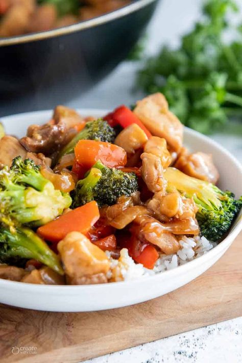 Gluten Free Chicken Stir Fry Gluten Free Chicken Stir Fry With Vegetables, Gluten Free Chicken Stir Fry Recipes, Gluten Free Chicken Stir Fry, Gluten Free Stir Fry Recipes, Dairy Free Chicken Recipes, Chicken Mushroom Stir Fry, Chicken Thigh Stir Fry, Dairy Free Enchiladas, Broccoli Red Pepper