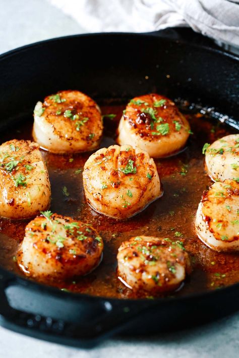 Cooked in 6 minutes, this Garlic Butter Scallops Recipe is the perfect quick dinner. Easy enough for a weeknight meal but fancy enough for entertaining guests! Make this healthy scallop recipe with just 7 simple ingredients.#garlicbutterscallops #scallopsrecipe #scallops Healthy Scallop Dinner, Scallops And Pasta Healthy, Garlic Butter Scallops Recipe, Scallops Lemon Butter Garlic, Sauteed Scallops Garlic Butter, Lemon Butter Scallops Damn Delicious, Scallop Recipes Healthy, Parmesan Roasted Cauliflower, Seared Salmon Recipes