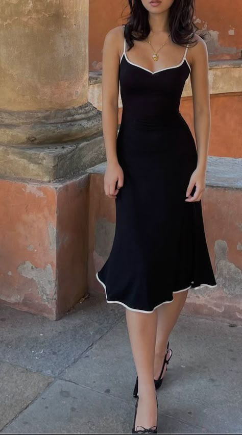 Dress Only Wardrobe, Fit Dress Outfit Classy, Classy Style Summer Outfits, Elegant Stylish Outfits, Casual Dress Outfit Aesthetic, Cute Fancy Casual Outfits, Black Fitted Dress Outfit Classy, Black Women Fashion Outfits, Dress Inspo Summer