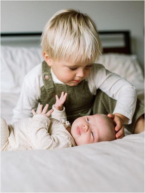 Family Of Four With Newborn Poses, Newborn Family Photos Family Of 5, Relaxed Newborn Family Photos, Newborn Home Session With Siblings, New Sibling Photoshoot, Newborn Photography Family Of Four, Newborn Photos Family Of Four, Newborn Photoshoot At Home With Sibling, Newborn With Toddler Photography