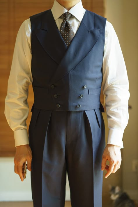 Bespoke Wrinkles — If you want to wear a waistcoat, make sure that it... Beer Gut, Mens Waistcoat, Waistcoat Men, Waist Coat, Classic Menswear, Vintage Mens Fashion, Mens Fashion Urban, Fashion Suits For Men, Wedding Suits Men