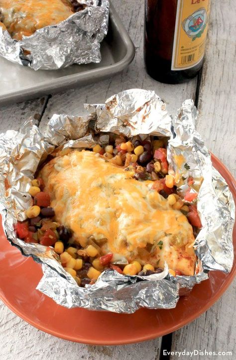 Southwest Chicken Foil Packet Recipe Vegan Grill, Chicken Foil Packets, Foil Packet Dinners, Southwestern Chicken, Foil Pack Meals, Foil Dinners, Foil Packet Meals, Foil Packet, Southwest Chicken