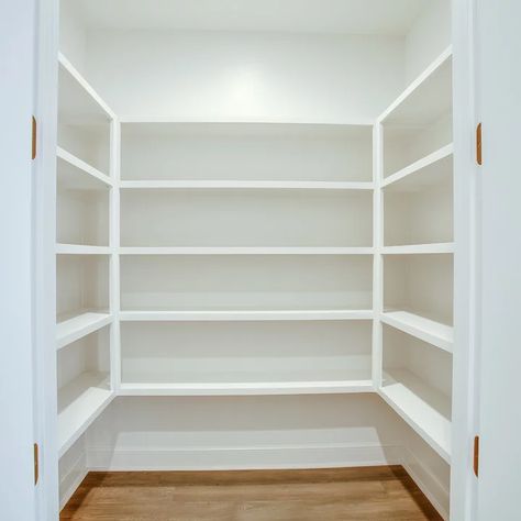 Pantry U Shape, Storage Room Shelves, Linen Closet Design, Traditional Closet, Pantry Shelving Ideas, New House Construction, Closet Design Ideas, Magic Door, Study Storage