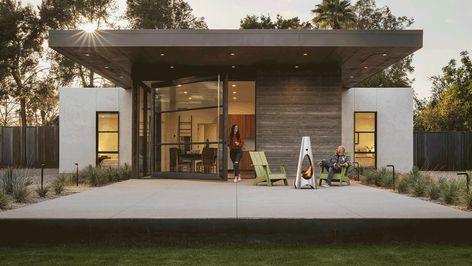 The Ranch Mine builds casiTa guesthouse in Phoenix backyard Casita Guest House, Casita House, Modern Guest House, Phoenix Backyard, Patio Pictures, Modern Courtyard, Deco Boheme, Indoor Fireplace, Modern Patio