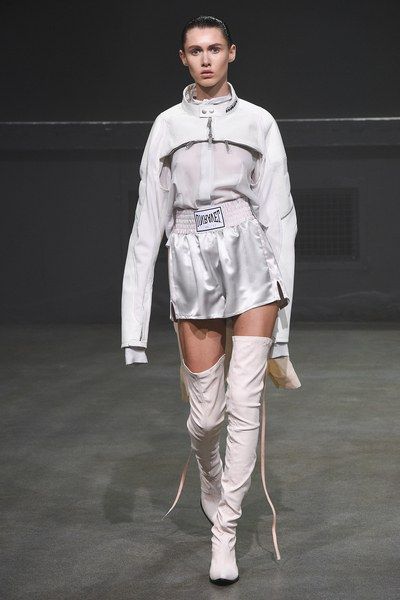 Retro Mode, Futuristic Fashion, 가을 패션, Fashion 2018, Fashion Today, Sport Wear, Thigh High Boots, Fashion History, Thigh High