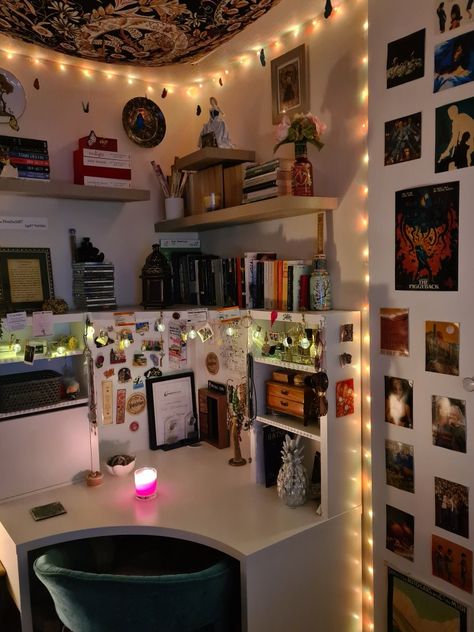 Maximalist Desk, Maximalist Vintage, Messy Life, Cool Room Decor, Chill Room, Aesthetic Room Ideas, Study Room Decor, Room Stuff, Cozy Room Decor