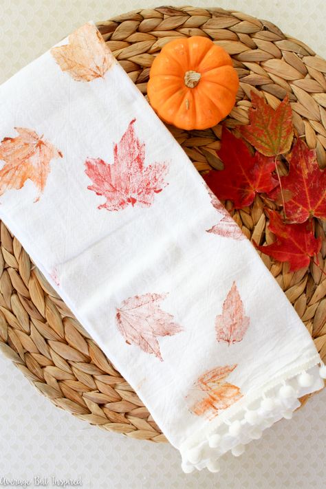 Shibori Diy, Tea Towels Diy, Leaf Projects, Diy Leaves, Diy Towels, Fall Kitchen Decor, Vegetable Prints, Easy Fall Crafts, Towel Crafts