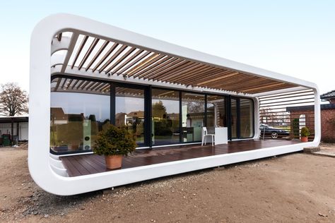 These self-sufficient, modular prefab housing units from Germany offer smart home technology and are designed to meet the Passive House Standard. Prefabricated Architecture, Affordable Prefab Homes, Mobile House, Prefab Cabins, Micro House, Casa Container, Prefabricated Houses, Portable House, Modern Cabin