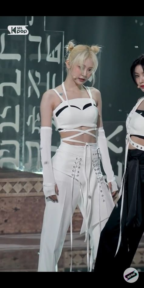 Kpop Female Idols Outfits Stage White, All White Cyberpunk Outfit, White Hip Hop Outfit, Outfits Idols Kpop Mujeres, Korean Idol Outfit Stage, White Concert Outfit, Best Kpop Outfits, Oc Friends, Female Idols Outfits