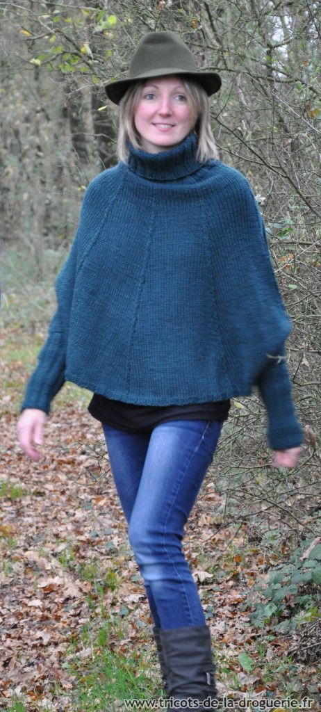 Le poncho “Bois de Vincennes” Il existe en 4 tailles : 8/10, 12/14, S/M, L/XL. Tricoté en “Benjamine” de La Droguerie. Aig circulaire 7. La cape est réalisée en un seul morceau, avec des aiguilles circulaires donc sans couture. #ladroguerie #tricot Knitted Poncho, Knitting Inspiration, Ponchos, Knitted Scarf, Free Pattern, Cape, Turtle Neck, Couture, My Style