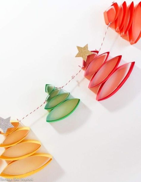 Paper Christmas Tree Garland, Santa Handprint, Craft Handprint, Diy Christmas Videos, Diy Christmas Garland, Paper Christmas Decorations, Paper Christmas Ornaments, Christmas Tree Decorations Diy, Handprint Craft