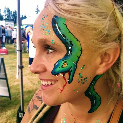 Frida Haas on Instagram: “Not only does this lady rock this snake face paint she also makes fantastic cider @bushelandbarrel in Poulsbo. A fun time was had by all…” Snake Face Paint Easy, Reptile Face Paint, Face Painting Snake, Snake Face Painting, Painting Harry Potter, Snake Face Paint, Snake Face, Face Painting Supplies, Halloween Face Paint