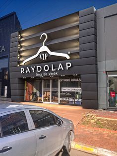 Boutique Signage Design, Elevation Design For Showroom, Alucobond Design Ideas, Modern Retail Store Design Exterior, Shop Elevation Design Modern, Shop Front Design Indian, Restaurant Exterior Design Modern, Shop Exterior Design Modern, Shop Front Design Modern