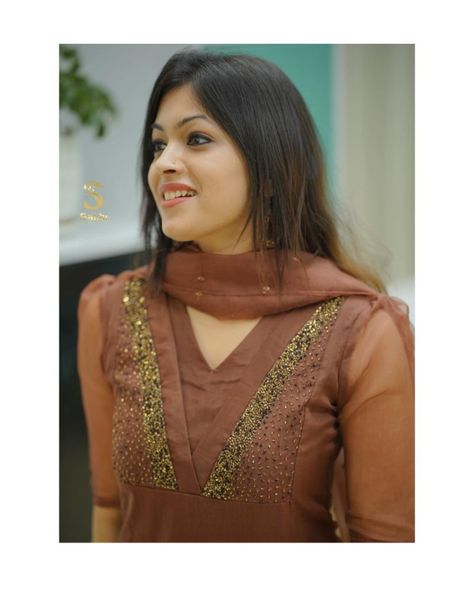 Simple Work Kurti Designs, Stiched Kurti Design, Dress Designs For Stitching, Dresses Details, Salwar Neck Designs, New Kurti Designs, Churidar Designs, Latest Dress Design, Simple Kurta Designs