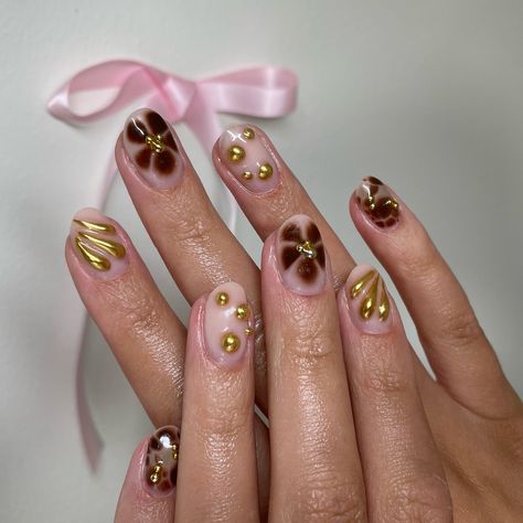 Golden 3Ds & blooming gel design 🌺🤎⚜️ Booking/ Nail store links in bio @lollynailshop 📍Uppsala, Sweden #nails #nailart #shortnails #almondnails #gelnails #gelenaglar #naglaruppsala #naglaruppsalacentrum #naglarstockholm #lollynailashop #goldnails #brownnails #3dnailart #3dnails Bloom Nails, Aesthetics Outfits, Uppsala Sweden, Nail 2023, Blooming Gel, Nail Store, Nails Gold, Gel Designs, Brown Nails