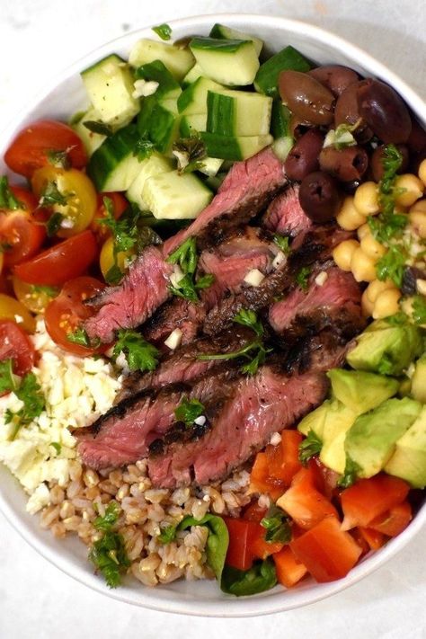 Greek Steak Salad Bowl - GypsyPlate Recipes Using Steak, Greek Steak, Easy Summer Dinner Ideas, Easy Beef Recipes, Leftover Steak Recipes, Flank Steak Fajitas, Weeknight Dinner Ideas, Summer Dinner Ideas, Crunchy Veggies